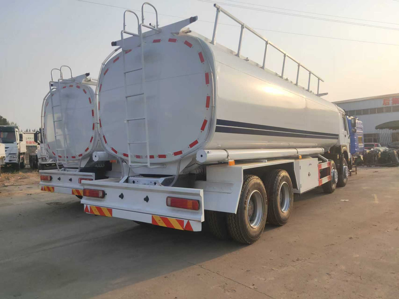 SINOTRUK HOWO Fuel Tank - شاحنة صهريج: صورة 4 SINOTRUK HOWO Fuel Tank - شاحنة صهريج: صورة 4