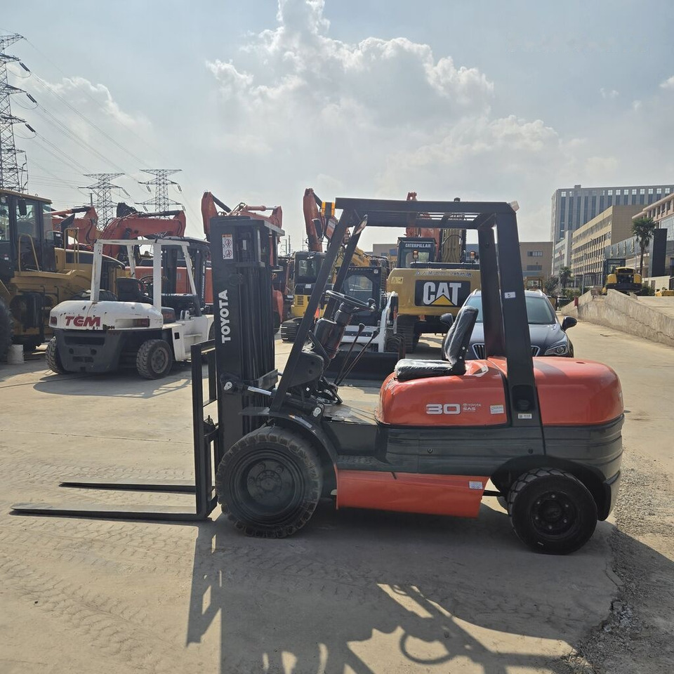 Toyota FD30 - رافعة شوكية تعمل بالغاز: صورة 5 Toyota FD30 - رافعة شوكية تعمل بالغاز: صورة 5