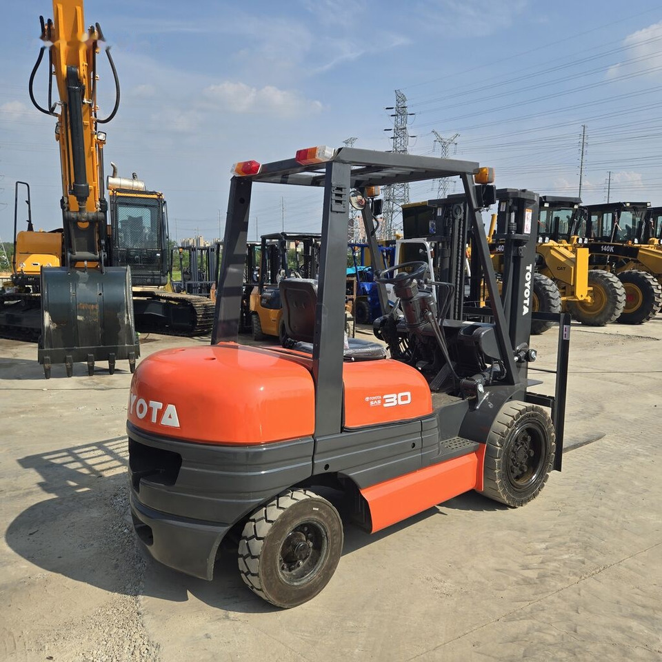 Toyota FD30 - رافعة شوكية تعمل بالغاز: صورة 3 Toyota FD30 - رافعة شوكية تعمل بالغاز: صورة 3