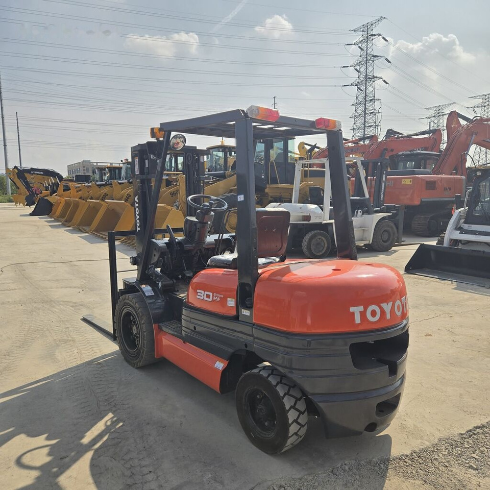 Toyota FD30 - رافعة شوكية تعمل بالغاز: صورة 4 Toyota FD30 - رافعة شوكية تعمل بالغاز: صورة 4