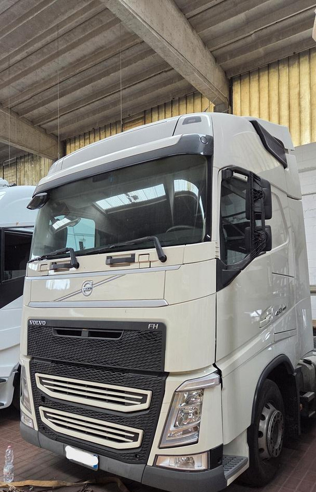 Cabina Volvo FH460 Alta Globetrotter - كابينة - شاحنة: صورة 3 Cabina Volvo FH460 Alta Globetrotter - كابينة - شاحنة: صورة 3