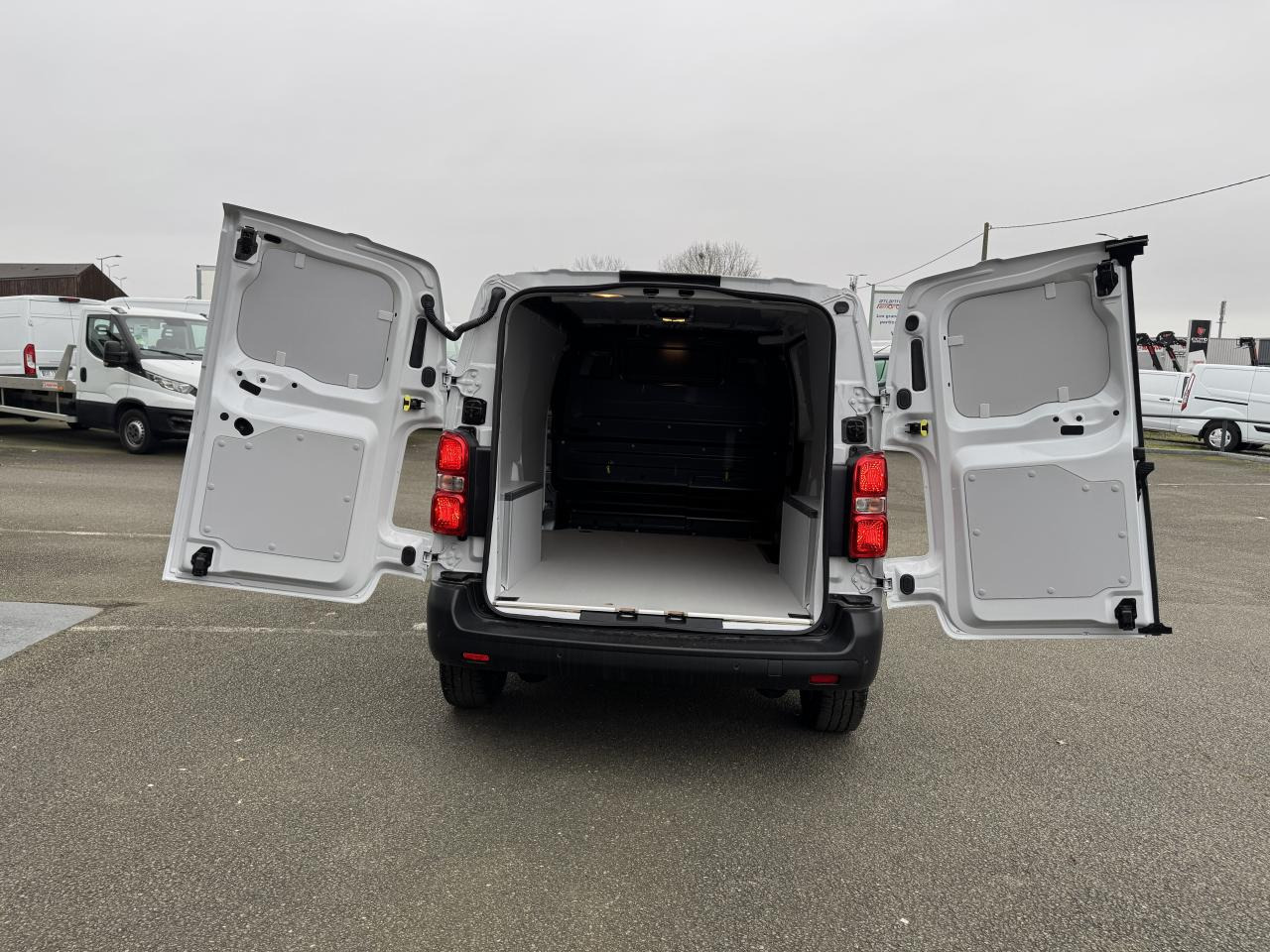 CITROEN Jumpy M 2.0 BlueHDi - 145 S&S - BV EAT8 III FOURGON . PHASE 2 - فان: صورة 3 CITROEN Jumpy M 2.0 BlueHDi - 145 S&S - BV EAT8 III FOURGON . PHASE 2 - فان: صورة 3