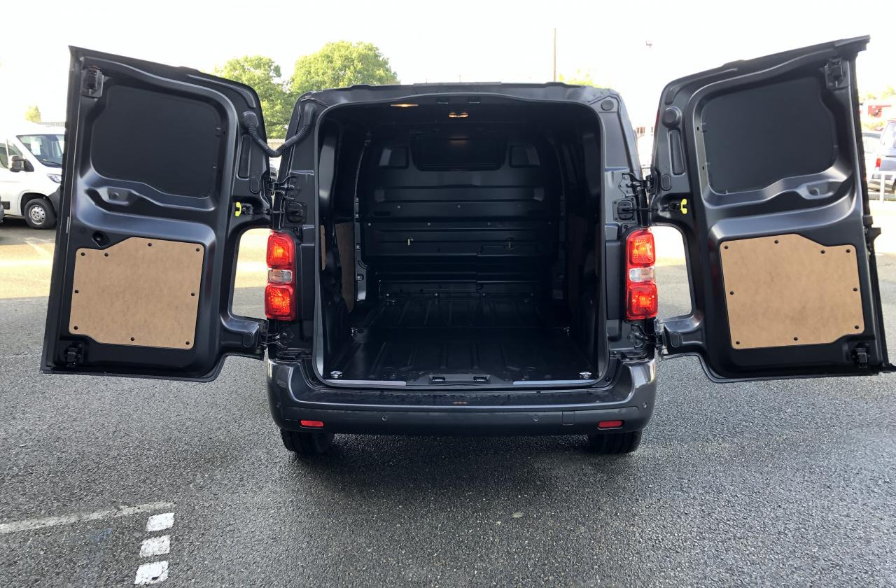 CITROEN Jumpy M 2.0 BlueHDi - 180 S&S - BV EAT8 III FOURGON . PHASE 2 - فان: صورة 3 CITROEN Jumpy M 2.0 BlueHDi - 180 S&S - BV EAT8 III FOURGON . PHASE 2 - فان: صورة 3