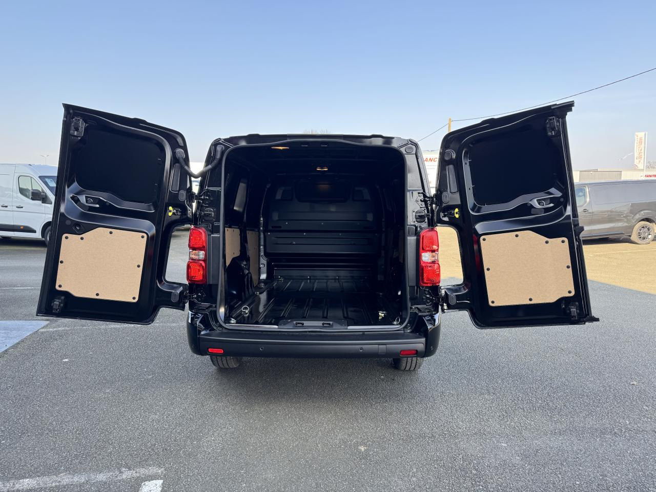 CITROEN Jumpy M 2.0 BlueHDi - 180 S&S - BV EAT8 III FOURGON . PHASE 2 - فان: صورة 3 CITROEN Jumpy M 2.0 BlueHDi - 180 S&S - BV EAT8 III FOURGON . PHASE 2 - فان: صورة 3