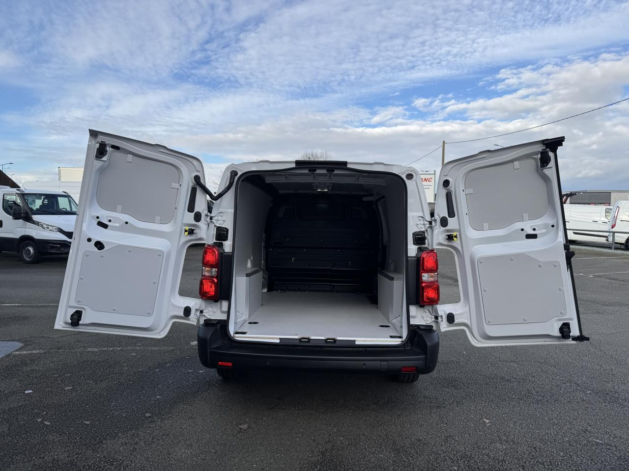 CITROEN Jumpy XL 2.0 BlueHDi - 145 S&S - BVM III FOURGON . PHASE 2 - فان: صورة 3 CITROEN Jumpy XL 2.0 BlueHDi - 145 S&S - BVM III FOURGON . PHASE 2 - فان: صورة 3