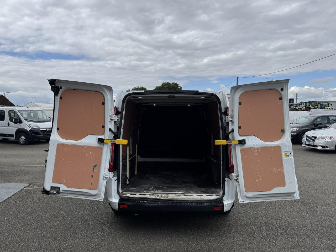 FORD transit custom 300 L2H1 2.0 ECOBLUE 130 HYBRID TREND BUSINESS - فان: صورة 2 FORD transit custom 300 L2H1 2.0 ECOBLUE 130 HYBRID TREND BUSINESS - فان: صورة 2