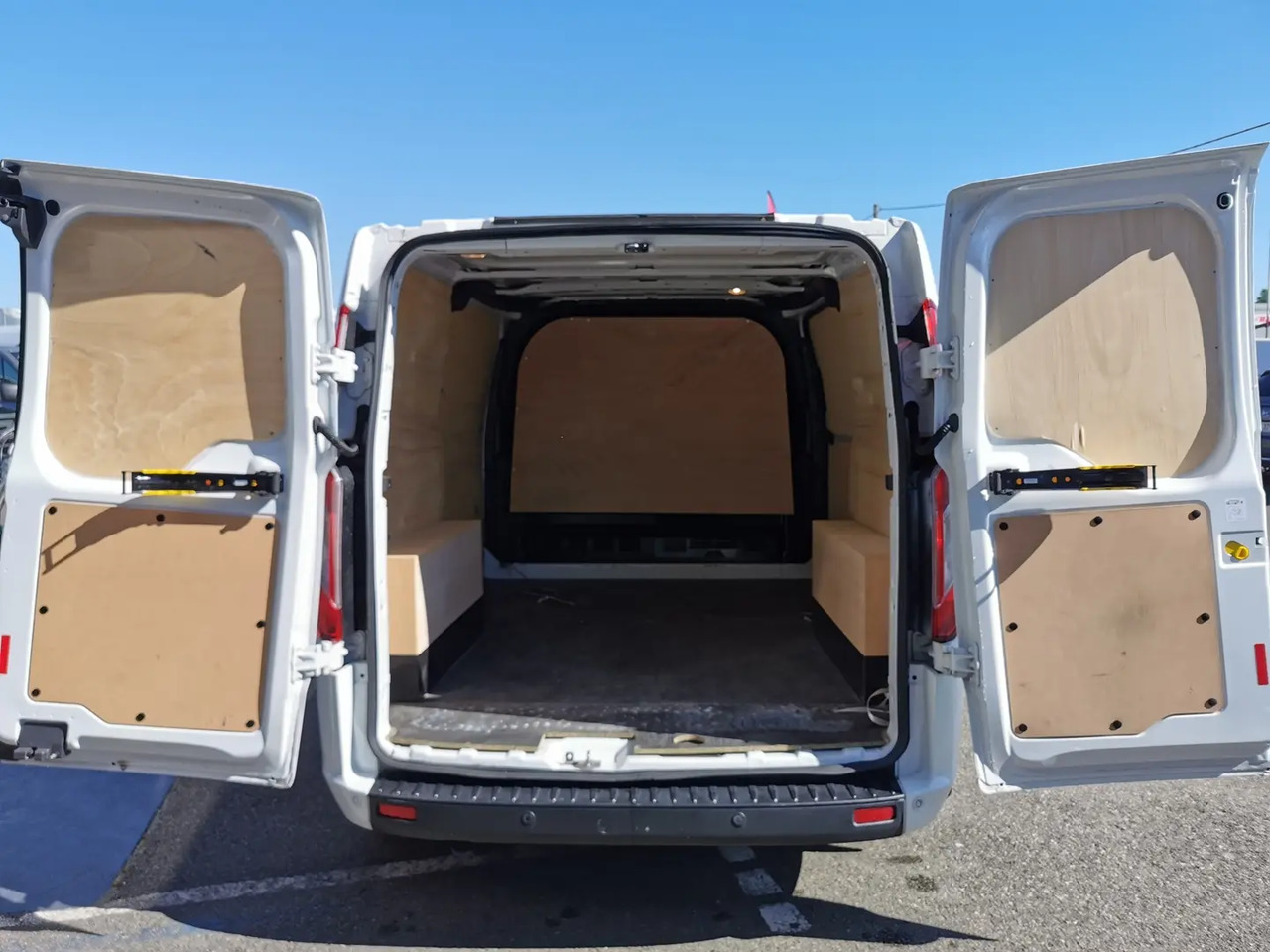 Ford Transit Custom 280 L1H1 2.0 ECOBLUE 130 S&S TREND BUSINESS BVA6 - فان: صورة 3 Ford Transit Custom 280 L1H1 2.0 ECOBLUE 130 S&S TREND BUSINESS BVA6 - فان: صورة 3