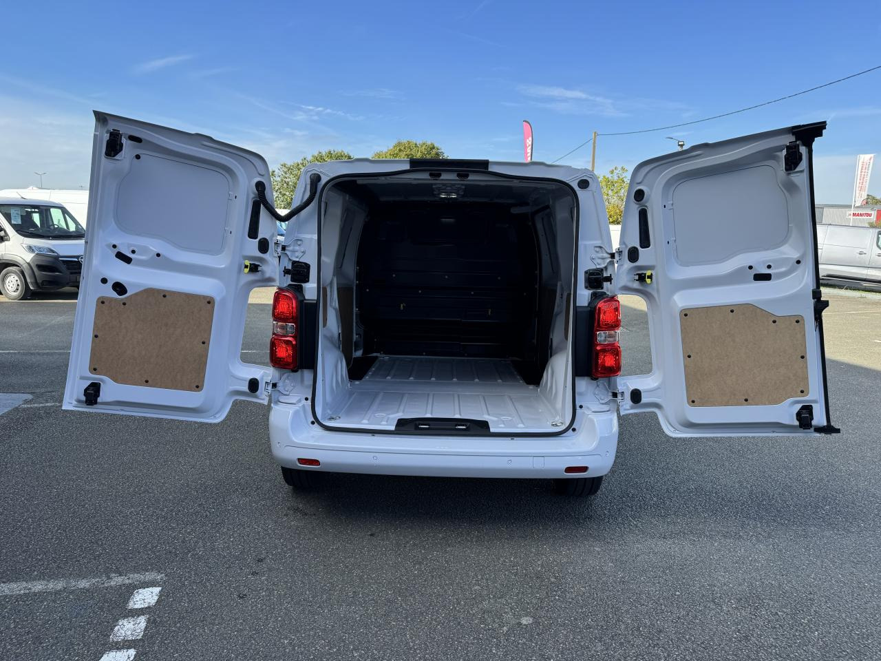 PEUGEOT Expert M 2.0 BlueHDi - 145 S&S - BV EAT8 III FOURGON Fourgon PHASE 2 - فان: صورة 3 PEUGEOT Expert M 2.0 BlueHDi - 145 S&S - BV EAT8 III FOURGON Fourgon PHASE 2 - فان: صورة 3