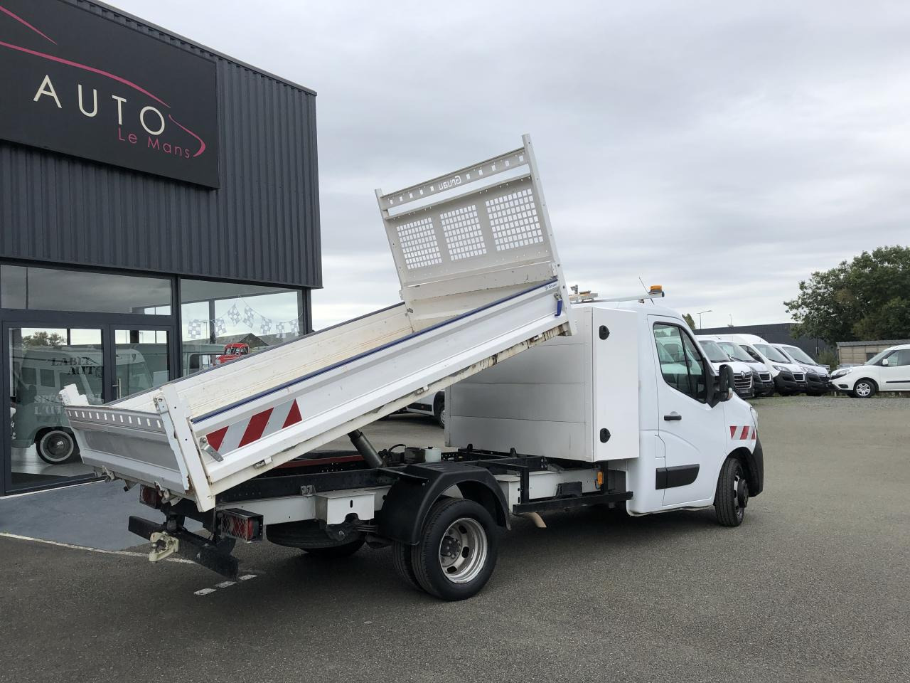 قلاب صغير RENAULT Master Confort R3500RJ L3 2.3 dCi - 145 Petite Série  III TRANSPORTS SPECIFIQUES BENNE Benne: صورة 8 قلاب صغير RENAULT Master Confort R3500RJ L3 2.3 dCi - 145 Petite Série  III TRANSPORTS SPECIFIQUES BENNE Benne: صورة 8