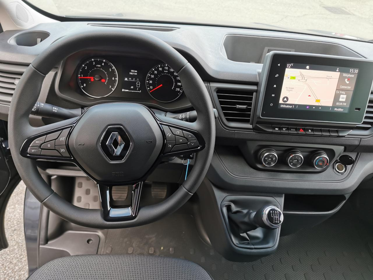 RENAULT Trafic L2 2.0 Energy dCi - 150 - S&S - BV EDC Euro 6e III COMBI Combi Intens L2H1 PHASE 3 - ميكروباص: صورة 4 RENAULT Trafic L2 2.0 Energy dCi - 150 - S&S - BV EDC Euro 6e III COMBI Combi Intens L2H1 PHASE 3 - ميكروباص: صورة 4