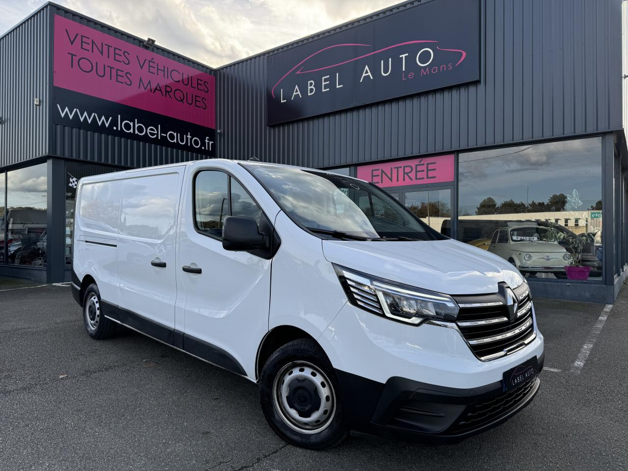RENAULT Trafic L2H1 3000 Kg 2.0 Blue dCi - 130  III FOURGON Fourgon Grand Confort L2H1 PHASE 3 - فان: صورة 1 RENAULT Trafic L2H1 3000 Kg 2.0 Blue dCi - 130  III FOURGON Fourgon Grand Confort L2H1 PHASE 3 - فان: صورة 1