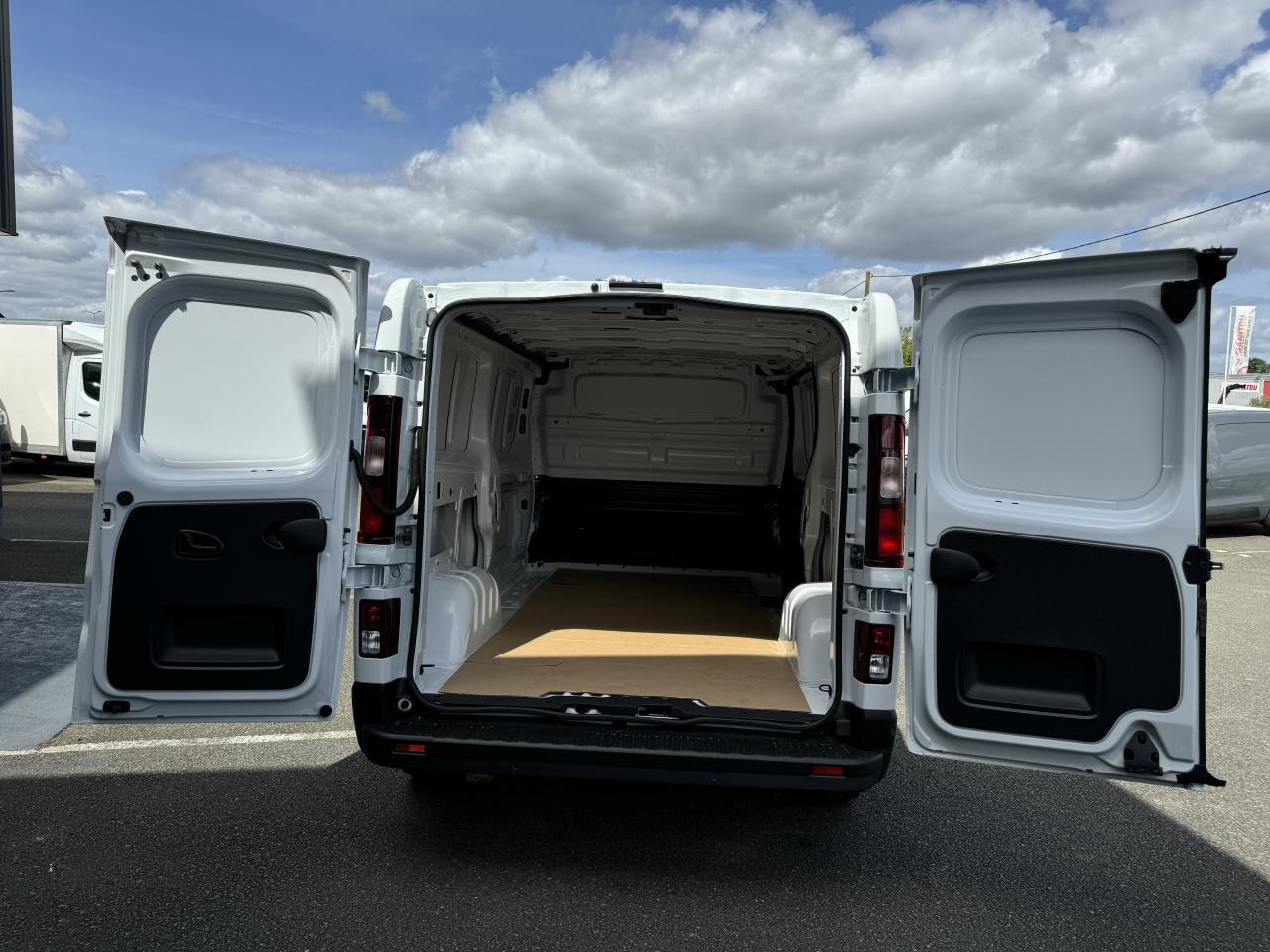 RENAULT Trafic L2H1 3000 Kg 2.0 Blue dCi - 170CH ADVANCE - فان: صورة 3 RENAULT Trafic L2H1 3000 Kg 2.0 Blue dCi - 170CH ADVANCE - فان: صورة 3