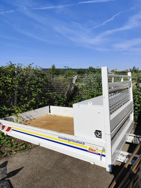 Plateau acier 3120 x 2000 x 330 mm utiles Ridelles acier + Coffre Acier dos cabine 1850 x 600 x 880(ht) mm - أدوات ومعدات: صورة 1 Plateau acier 3120 x 2000 x 330 mm utiles Ridelles acier + Coffre Acier dos cabine 1850 x 600 x 880(ht) mm - أدوات ومعدات: صورة 1