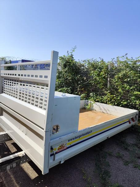 Plateau acier 3120 x 2000 x 330 mm utiles Ridelles acier + Coffre Acier dos cabine 1850 x 600 x 880(ht) mm - أدوات ومعدات: صورة 2 Plateau acier 3120 x 2000 x 330 mm utiles Ridelles acier + Coffre Acier dos cabine 1850 x 600 x 880(ht) mm - أدوات ومعدات: صورة 2