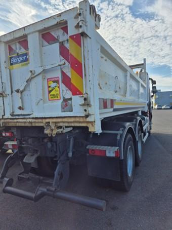 Renault C version K 380 P6x4 Bi-benne Grue FASSI F195 A0.24 - شاحنة قلاب: صورة 4 Renault C version K 380 P6x4 Bi-benne Grue FASSI F195 A0.24 - شاحنة قلاب: صورة 4
