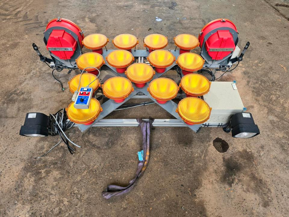 Horizont Blinkpfeinalage für Unimog mit Xenonscheinwerfer Dachträger Nissen Vz616 Funkwarnmeldeanlage passend für UGE UGN U290 U 300 400 500 405 218 219 318 319 423 427 430 527 530 Mercedes-Benz Dach - أضواء/ إضاءة - آلات الإنشاء: صورة 3 Horizont Blinkpfeinalage für Unimog mit Xenonscheinwerfer Dachträger Nissen Vz616 Funkwarnmeldeanlage passend für UGE UGN U290 U 300 400 500 405 218 219 318 319 423 427 430 527 530 Mercedes-Benz Dach - أضواء/ إضاءة - آلات الإنشاء: صورة 3