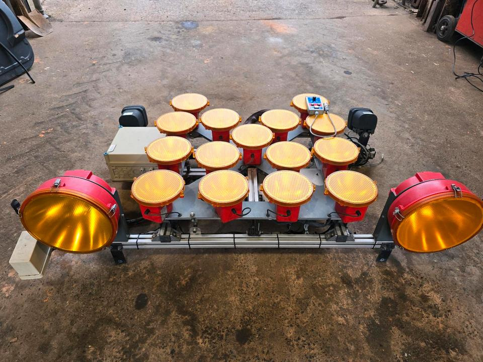 Horizont Blinkpfeinalage für Unimog mit Xenonscheinwerfer Dachträger Nissen Vz616 Funkwarnmeldeanlage passend für UGE UGN U290 U 300 400 500 405 218 219 318 319 423 427 430 527 530 Mercedes-Benz Dach - أضواء/ إضاءة - آلات الإنشاء: صورة 1 Horizont Blinkpfeinalage für Unimog mit Xenonscheinwerfer Dachträger Nissen Vz616 Funkwarnmeldeanlage passend für UGE UGN U290 U 300 400 500 405 218 219 318 319 423 427 430 527 530 Mercedes-Benz Dach - أضواء/ إضاءة - آلات الإنشاء: صورة 1