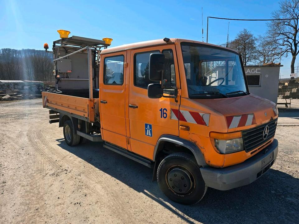 Mercedes-Benz Vario 614D Pritsche Doka 2002 Nissen VLT Verkehrsleittafel Absperrtafel LKW Vorwarntafel - شاحنة توصيل مفتوحة, الشاحنات الصغيرة كابينة مزدوجة: صورة 2 Mercedes-Benz Vario 614D Pritsche Doka 2002 Nissen VLT Verkehrsleittafel Absperrtafel LKW Vorwarntafel - شاحنة توصيل مفتوحة, الشاحنات الصغيرة كابينة مزدوجة: صورة 2