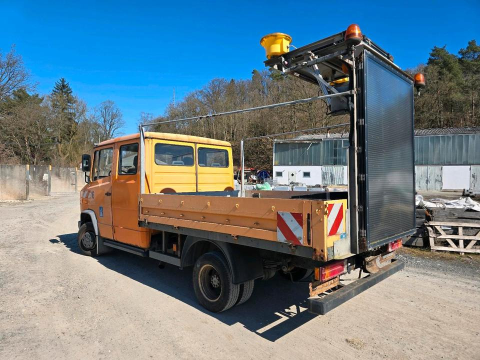 Mercedes-Benz Vario 614D Pritsche Doka 2002 Nissen VLT Verkehrsleittafel Absperrtafel LKW Vorwarntafel - شاحنة توصيل مفتوحة, الشاحنات الصغيرة كابينة مزدوجة: صورة 4 Mercedes-Benz Vario 614D Pritsche Doka 2002 Nissen VLT Verkehrsleittafel Absperrtafel LKW Vorwarntafel - شاحنة توصيل مفتوحة, الشاحنات الصغيرة كابينة مزدوجة: صورة 4