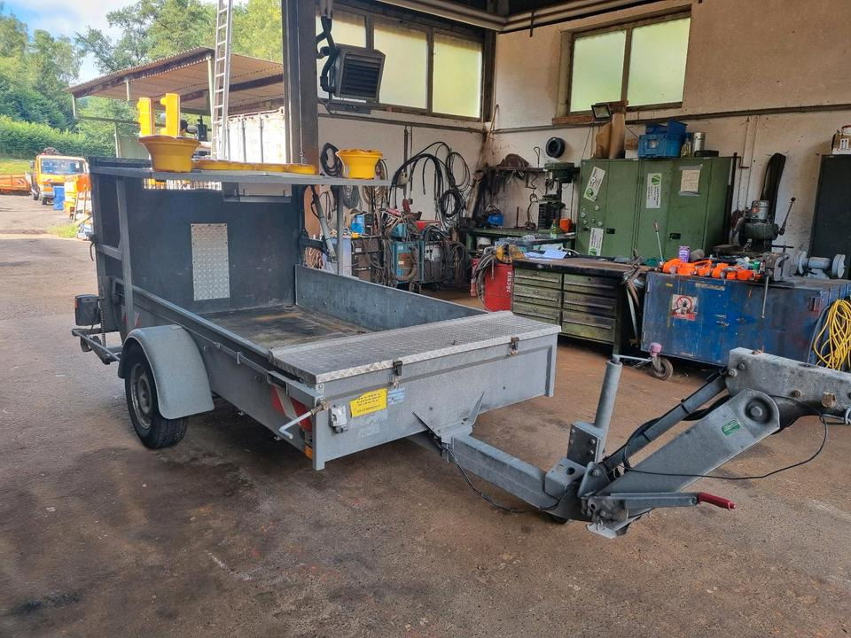 Mersch Absperrtafel Nissen VZ 616 B3 LED Ausführung Auffahrampe Verkehrsleittafel Verkehrsleitanhänger Verkehrssicherungsanhänger Horizont Trebbiner Verkehrssicherung Baustellenabsicherung Unimog Auto - معدات الانشاءات, مقطورة: صورة 5 Mersch Absperrtafel Nissen VZ 616 B3 LED Ausführung Auffahrampe Verkehrsleittafel Verkehrsleitanhänger Verkehrssicherungsanhänger Horizont Trebbiner Verkehrssicherung Baustellenabsicherung Unimog Auto - معدات الانشاءات, مقطورة: صورة 5