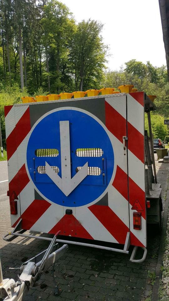 Mersch Absperrtafel Verkehrsleitanhänger VZ615 Verkehrssicherung - مقطورة: صورة 2 Mersch Absperrtafel Verkehrsleitanhänger VZ615 Verkehrssicherung - مقطورة: صورة 2
