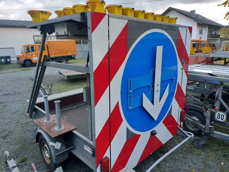 Mersch Absperrtafel Verkehrssicherungsanhänger Leittafel Nissen - مقطورة: صورة 1 Mersch Absperrtafel Verkehrssicherungsanhänger Leittafel Nissen - مقطورة: صورة 1