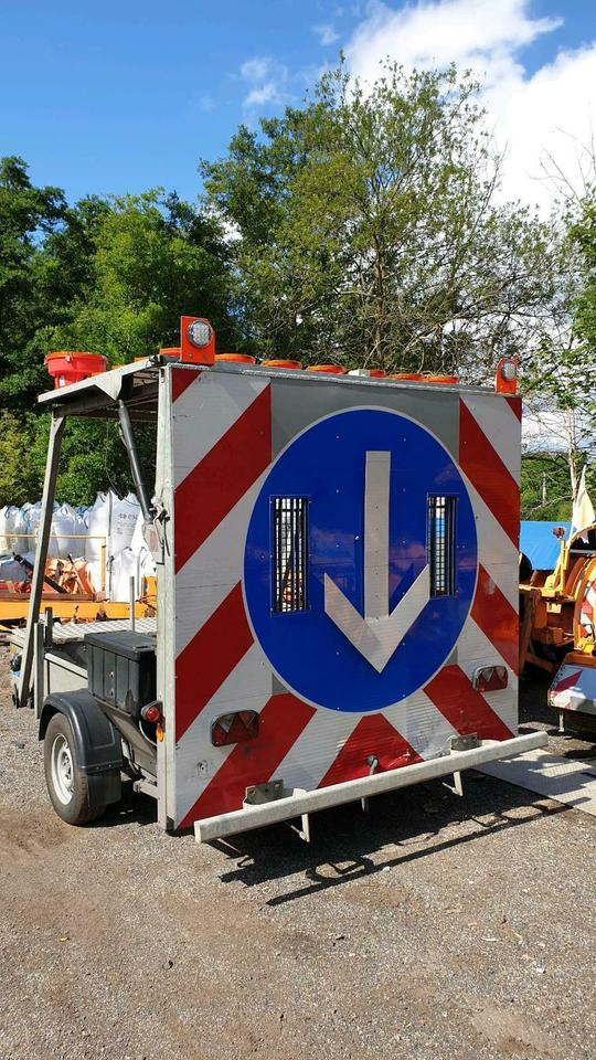 Mersch LED Absperrtafel Sperrwand Verkehrssicherungsanhänger VZ - مقطورة: صورة 1 Mersch LED Absperrtafel Sperrwand Verkehrssicherungsanhänger VZ - مقطورة: صورة 1