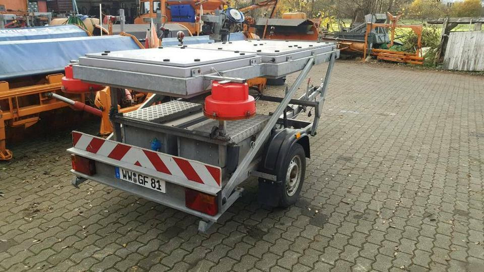 Mersch LED Verkehrsleitanhänger Verkehrsleittafel Nissen Horizont - مقطورة: صورة 3 Mersch LED Verkehrsleitanhänger Verkehrsleittafel Nissen Horizont - مقطورة: صورة 3