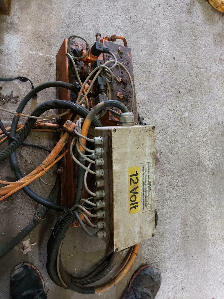 Schmidt Salzstreuer SST DST Hydr. Steuerblock Platine Steuerung - صمام هيدروليكي - سيارة خدمات/ سيارة خاصة: صورة 3 Schmidt Salzstreuer SST DST Hydr. Steuerblock Platine Steuerung - صمام هيدروليكي - سيارة خدمات/ سيارة خاصة: صورة 3