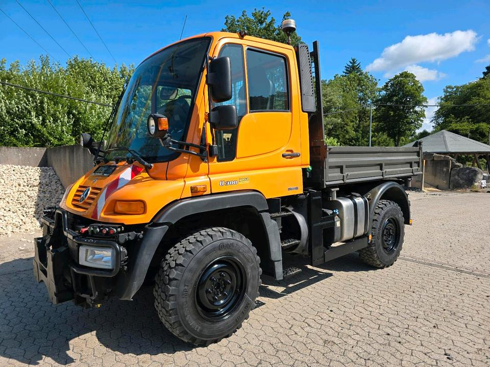 Unimog 405/10 U300 Bluetec 5 Mercedes-Benz U 300 290 400 500 UGE UGN Jotha Absetzkipper Absetzer - جرافة ثلج: صورة 1 Unimog 405/10 U300 Bluetec 5 Mercedes-Benz U 300 290 400 500 UGE UGN Jotha Absetzkipper Absetzer - جرافة ثلج: صورة 1