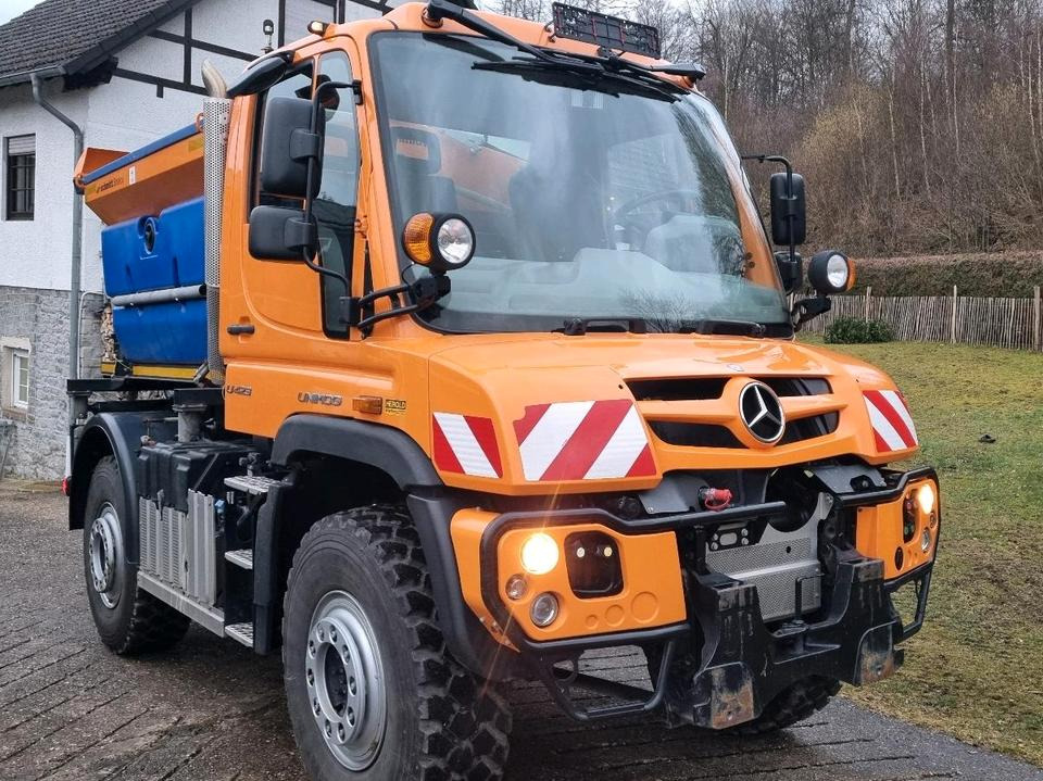 Zu vermieten Unimog 405 U423 Winterdienst Schmidt Salzstreuer 423 429 430 Mercedes Benz 318 527 Vermietung - جرافة ثلج: صورة 1 Zu vermieten Unimog 405 U423 Winterdienst Schmidt Salzstreuer 423 429 430 Mercedes Benz 318 527 Vermietung - جرافة ثلج: صورة 1