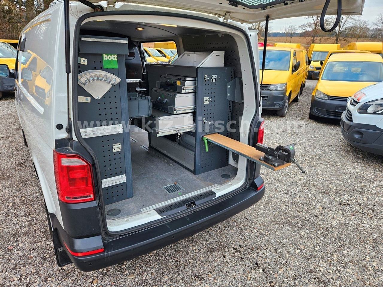 Volkswagen T6 Auto/ DSG Bott Sortimo Stdhzg Behindertenger. - ميكروباص: صورة 2 Volkswagen T6 Auto/ DSG Bott Sortimo Stdhzg Behindertenger. - ميكروباص: صورة 2