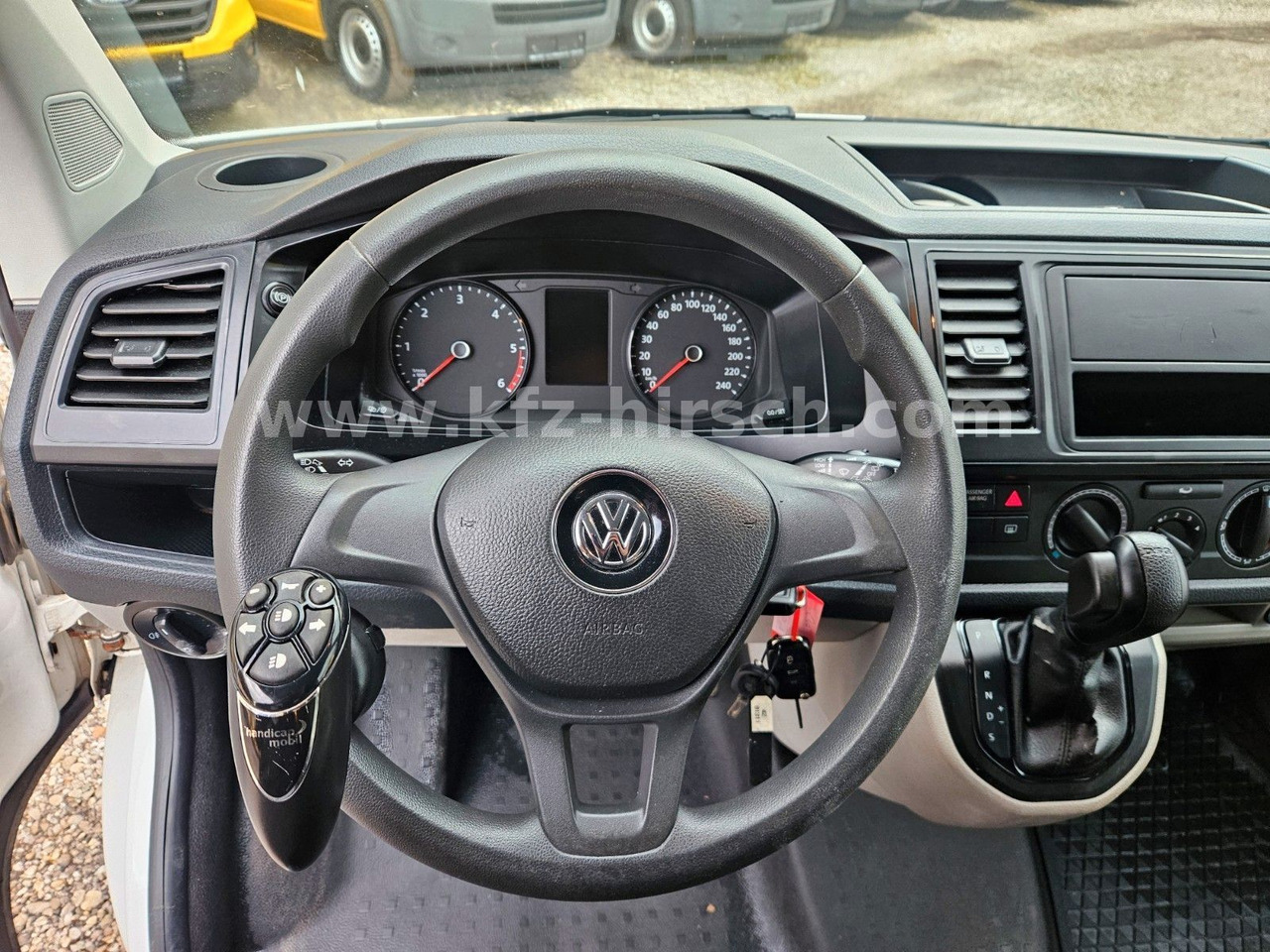 Volkswagen T6 Automatik/ DSG Sortimo Stdhzg Behindertenger. - ميكروباص: صورة 3 Volkswagen T6 Automatik/ DSG Sortimo Stdhzg Behindertenger. - ميكروباص: صورة 3
