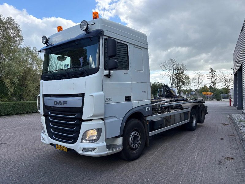 DAF XF 440 6x2 / VDL 21 TON / AFNET SYSTEEM / DUBBELLUCHT SLEPER / APK - TUV JUNI 2026 / - شاحنة برافعة خطافية: صورة 2 DAF XF 440 6x2 / VDL 21 TON / AFNET SYSTEEM / DUBBELLUCHT SLEPER / APK - TUV JUNI 2026 / - شاحنة برافعة خطافية: صورة 2