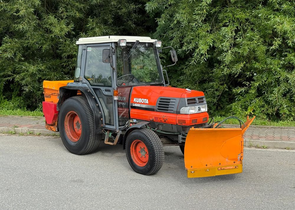 Kubota * Traktor KUBOTA L4200 * 4x4 * Pług Piaskarka * Wałek Przód Tył * Sprowadzony* Zimowe Utrzymanie - جرار: صورة 2 Kubota * Traktor KUBOTA L4200 * 4x4 * Pług Piaskarka * Wałek Przód Tył * Sprowadzony* Zimowe Utrzymanie - جرار: صورة 2