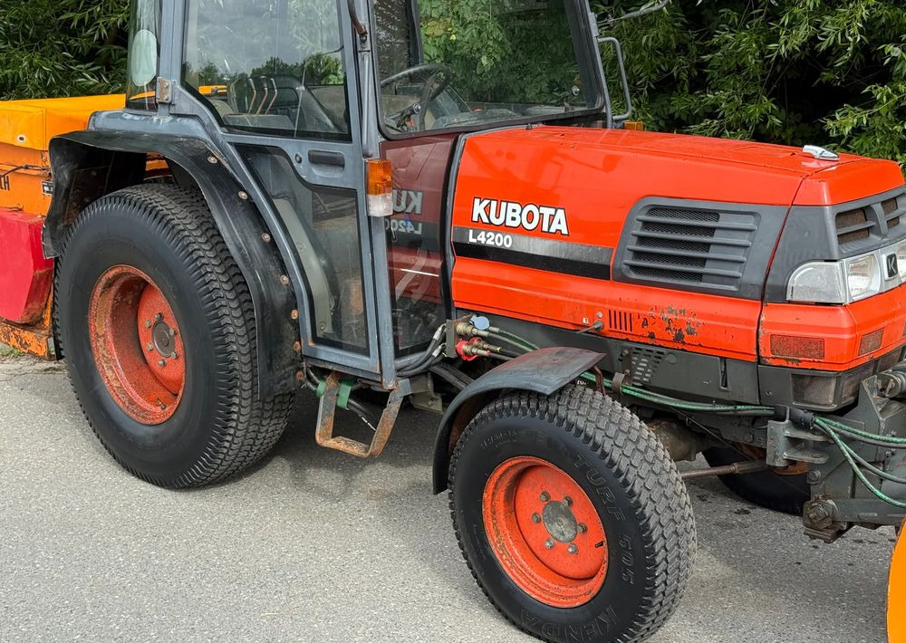 Kubota * Traktor KUBOTA L4200 * 4x4 * Pług Piaskarka * Wałek Przód Tył * Sprowadzony* Zimowe Utrzymanie - جرار: صورة 4 Kubota * Traktor KUBOTA L4200 * 4x4 * Pług Piaskarka * Wałek Przód Tył * Sprowadzony* Zimowe Utrzymanie - جرار: صورة 4