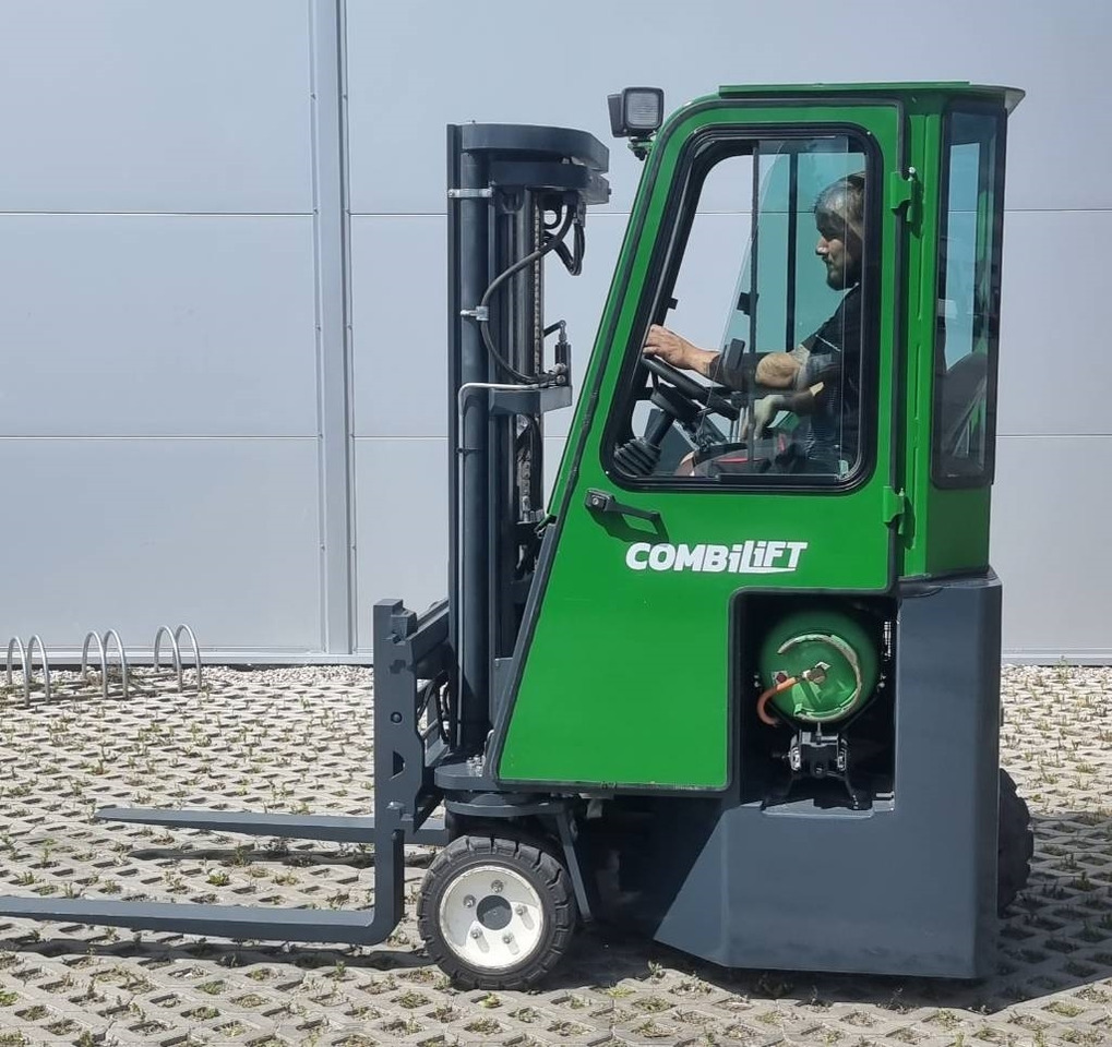 Combilift CB 2500 LPG - رافعة شوكية للوصول للأماكن الضيقة ب4 اتجاهات: صورة 5 Combilift CB 2500 LPG - رافعة شوكية للوصول للأماكن الضيقة ب4 اتجاهات: صورة 5