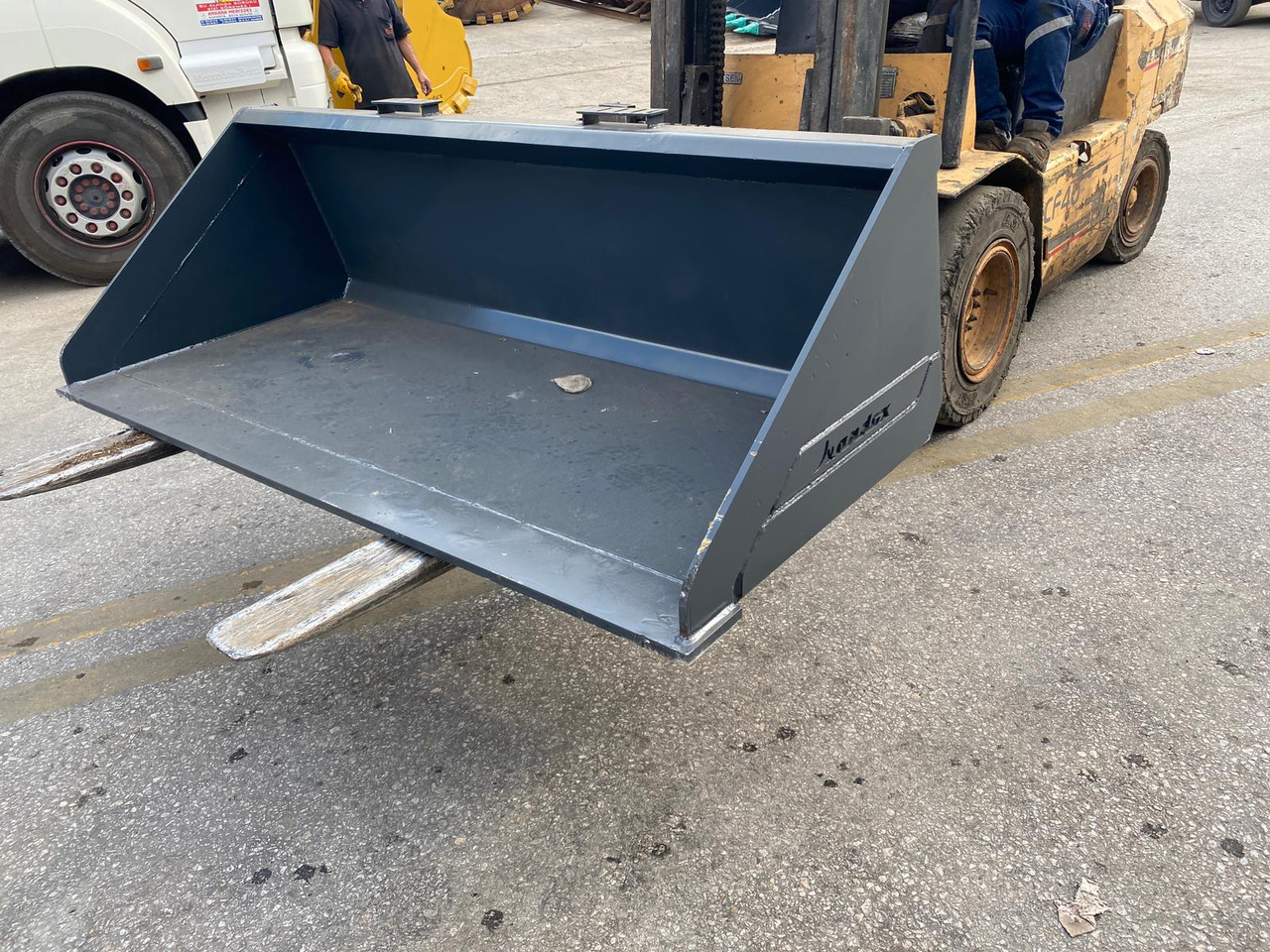 JCB 300 - بكت شيول - آلات الإنشاء: صورة 1 JCB 300 - بكت شيول - آلات الإنشاء: صورة 1