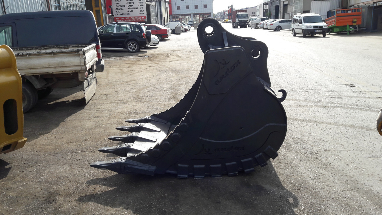 KOMATSU - بكت حفار - آلات الإنشاء: صورة 2 KOMATSU - بكت حفار - آلات الإنشاء: صورة 2