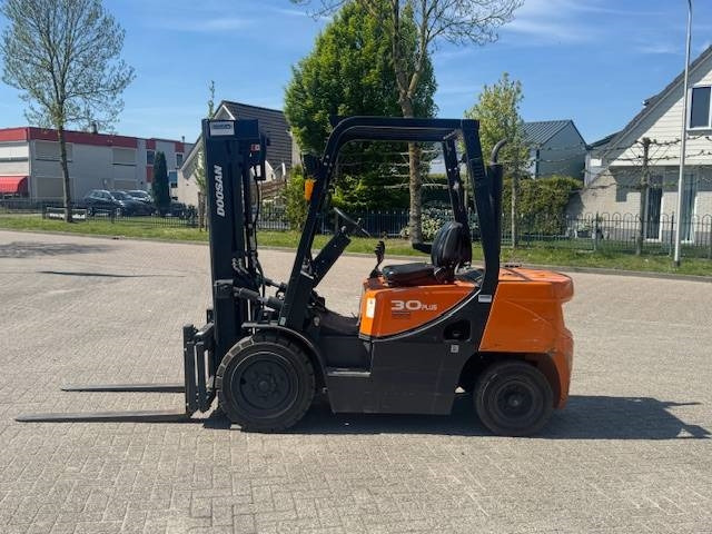 Doosan D30 Plus - رافعة شوكية ديزل: صورة 2 Doosan D30 Plus - رافعة شوكية ديزل: صورة 2
