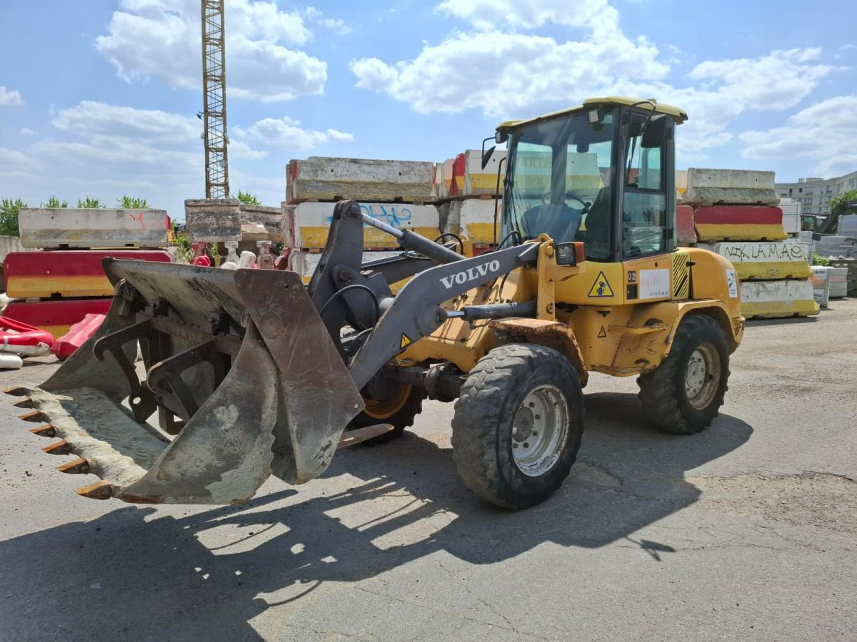 Volvo L 30 B - اللودر بعجل: صورة 1 Volvo L 30 B - اللودر بعجل: صورة 1