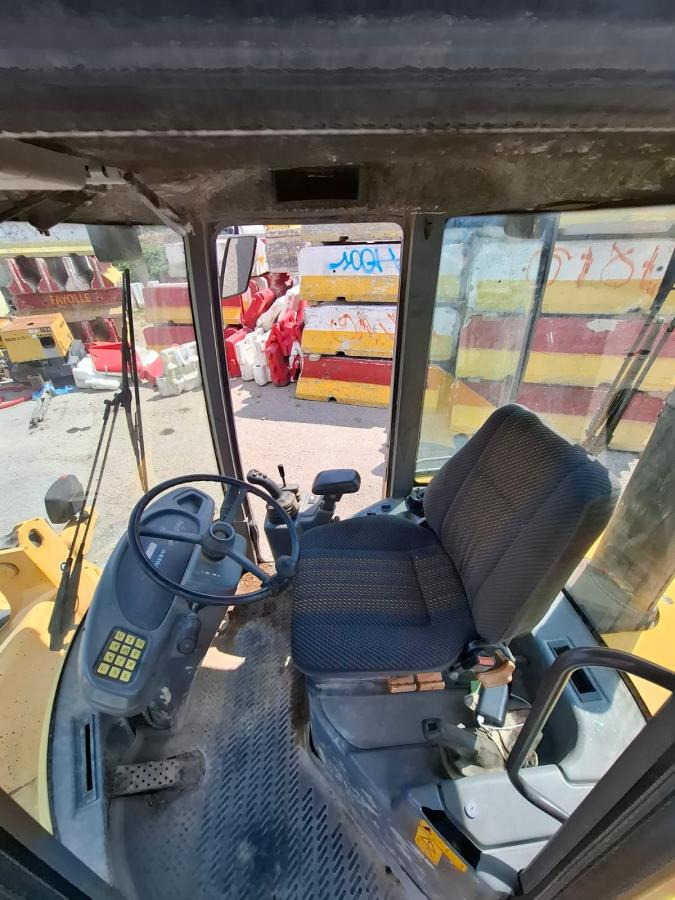 اللودر بعجل Volvo L 30: صورة 13 اللودر بعجل Volvo L 30: صورة 13