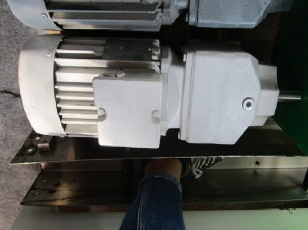 ELEKTROMOTOR MIT GETRIEBE - قطع الغيار - آلات الطباعة: صورة 1 ELEKTROMOTOR MIT GETRIEBE - قطع الغيار - آلات الطباعة: صورة 1
