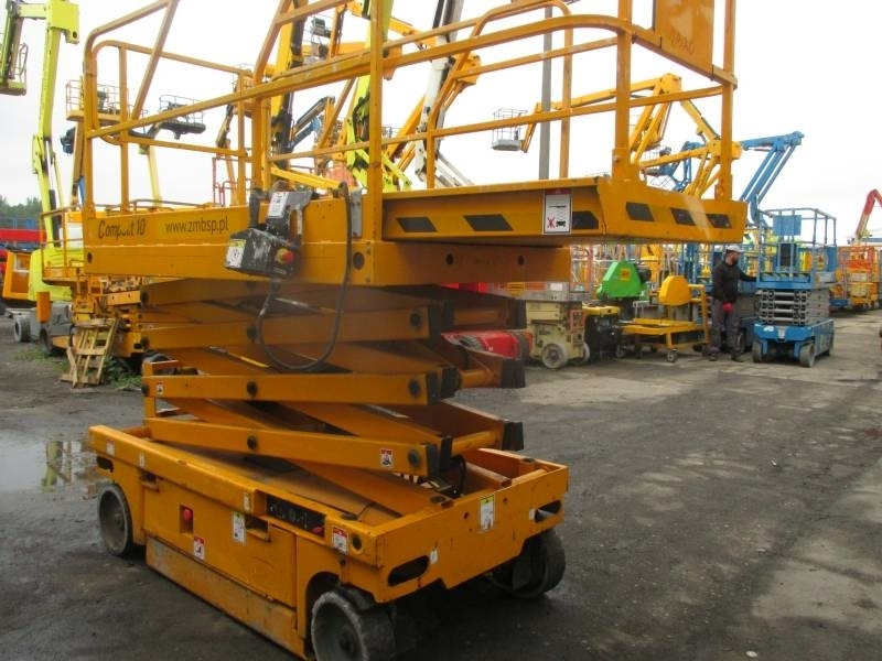 Haulotte Compact 10 - مرفاع مقصي: صورة 4 Haulotte Compact 10 - مرفاع مقصي: صورة 4