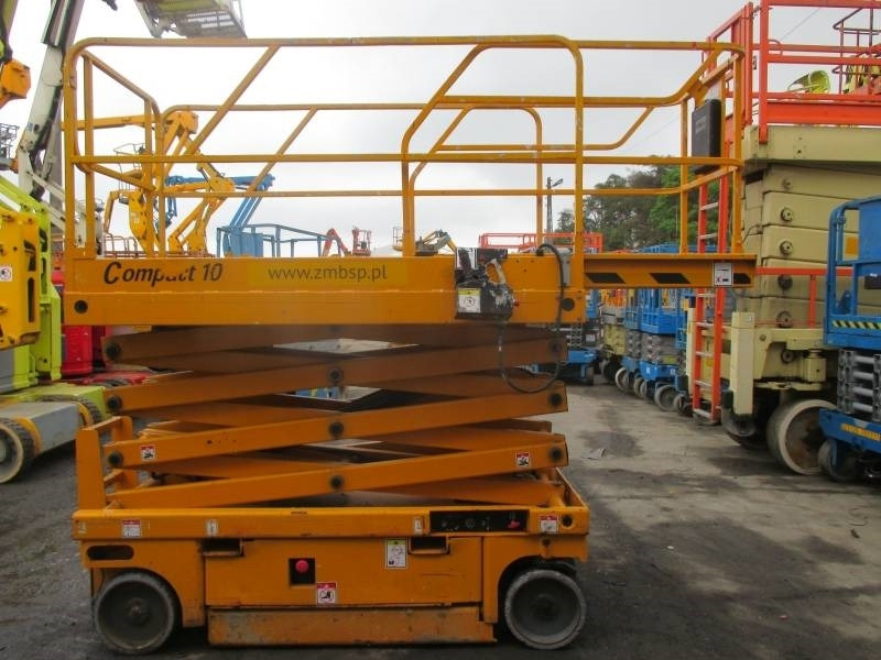 Haulotte Compact 10 - مرفاع مقصي: صورة 5 Haulotte Compact 10 - مرفاع مقصي: صورة 5
