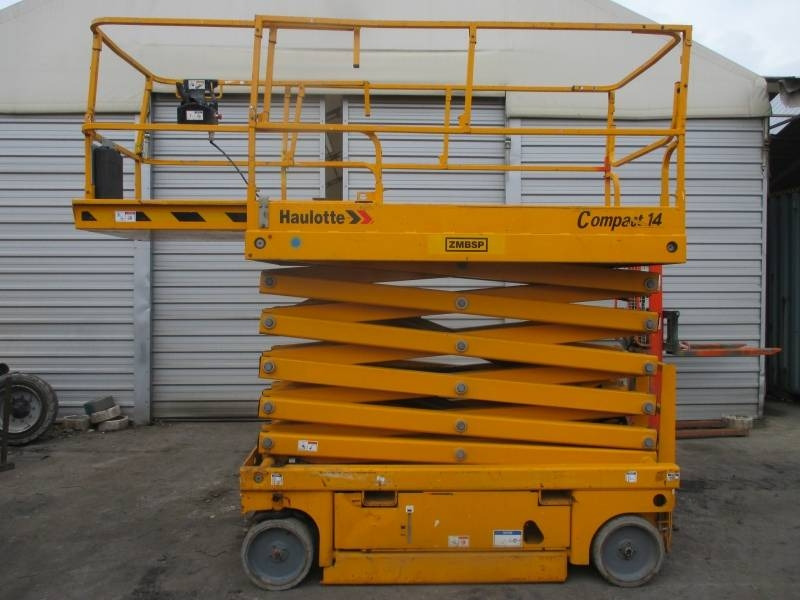 Haulotte Compact 14 - مرفاع مقصي: صورة 1 Haulotte Compact 14 - مرفاع مقصي: صورة 1
