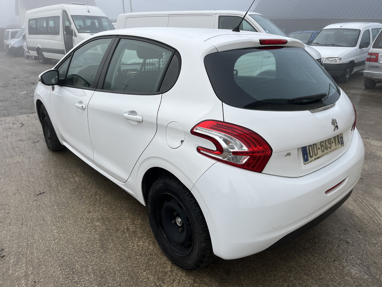 Peugeot 208 1L6 hdi 100cv 2 places motricité renforcée FAM - فان المدمجة: صورة 3 Peugeot 208 1L6 hdi 100cv 2 places motricité renforcée FAM - فان المدمجة: صورة 3
