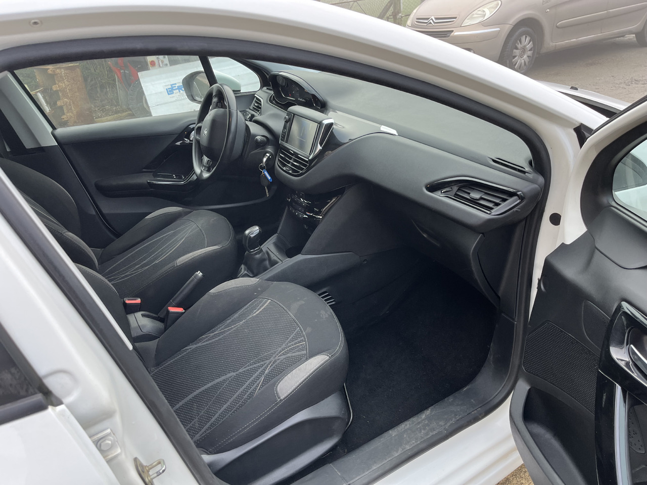 Peugeot 208 1L6 hdi 100cv 2 places motricité renforcée FAM - فان المدمجة: صورة 4 Peugeot 208 1L6 hdi 100cv 2 places motricité renforcée FAM - فان المدمجة: صورة 4