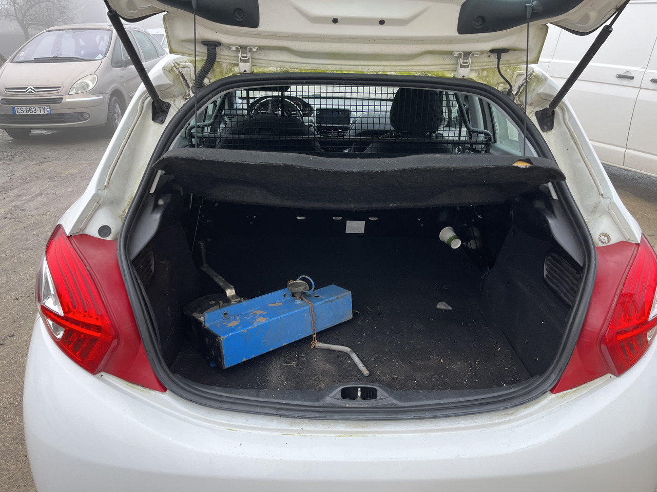 Peugeot 208 1L6 hdi 100cv 2 places motricité renforcée FAM - فان المدمجة: صورة 5 Peugeot 208 1L6 hdi 100cv 2 places motricité renforcée FAM - فان المدمجة: صورة 5