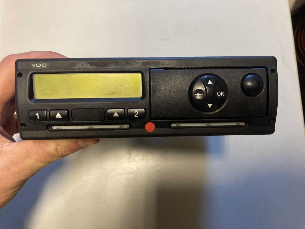 Mercedes-Benz VDO Kienzle Fahrtenschreiber 1381.1070100014 24V 1381 - جهاز تسجيل السرعة - شاحنة: صورة 1 Mercedes-Benz VDO Kienzle Fahrtenschreiber 1381.1070100014 24V 1381 - جهاز تسجيل السرعة - شاحنة: صورة 1